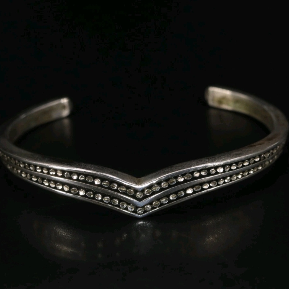 Silver Cloud 925 Sterling Silver V Shaped Pebbled Cuff Bracelet. Stamped EUC